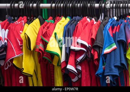 Fußballtrikots oder Fußballtrikots in Straße Geschäft in Lower Manhattan in New York City Stockfoto