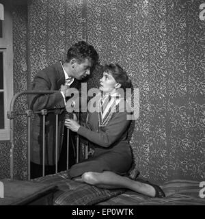 Wis Heinz Reincke und Erni Mangold in der NDR-Produktion des Fernsehfilms "Süß ist kein Tod', Hamburg 1956. Germ Stockfoto