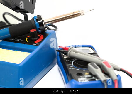 Lötkolben und andere Werkzeuge für die Reparatur von elektronischen Systemen und Computern. Stockfoto