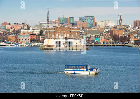 Wasser-Taxi fahren durch die Nachbarschaft des Fells Point in Baltimore, Maryland Stockfoto