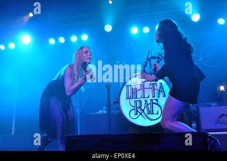 Raleigh, North Carolina, USA. 10. März 2000. BRITTANY HOLLJES und ELIZABETH HOPKINS der Gruppe DELTA RAE Durchführung im Ritz © Tina Fultz/ZUMA Draht/Alamy Live News Stockfoto