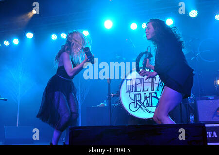 Raleigh, North Carolina, USA. 10. März 2000. BRITTANY HOLLJES und ELIZABETH HOPKINS der Gruppe DELTA RAE Durchführung im Ritz © Tina Fultz/ZUMA Draht/Alamy Live News Stockfoto