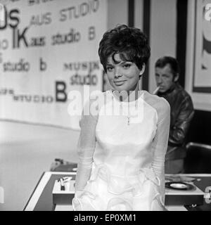 Deutsche Fictitious character Uschi Glas als Sängerin in der TV-Sendung "Musik aus Studio B" mit Chris Howland, Deutschland 1960er Stockfoto