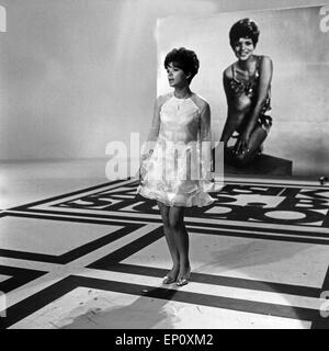 Deutsche Fictitious character Uschi Glas als Sängerin in der TV-Sendung "Musik aus Studio B", Deutschland 1960er Jahre. Deutsche act Stockfoto