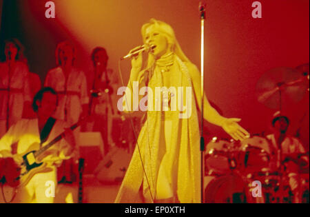 10 Uhr Agnetha Fältskog von der Schwedischen Popgruppe ABBA Beim Konzert. Febuar 1977 in Hamburg, Deutschland 1970er Jahre. Agnet Stockfoto