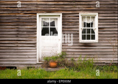 Nahaufnahme des Hauses mit alten hölzernen Verkleidungen und weiß lackierte Tür und Fenster in Chrisfield, Maryland Stockfoto