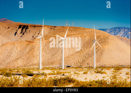 Drei große Windkraftanlagen in der Nähe von Palm Springs, Kalifornien Stockfoto