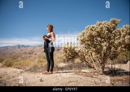 Junge Frau mit Kamera in der Nähe von Palm Springs, Kalifornien Stockfoto