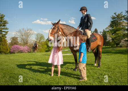 Frau sitzt auf einem Pferd, während ein Mädchen und ein Junge das Pferd in Baltimore County, Maryland USA pet Stockfoto