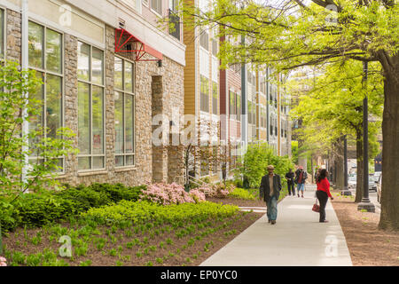 Menschen auf einem Bürgersteig in Rhode Island Row in Washington DC, USA Stockfoto