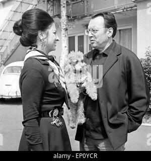 Deutscher Theaterschauspieler Will Quadflieg mit seiner Frau Margarete Jacobs und Pudel, Deutschland Ende 1960er Jahre. Germa Stockfoto