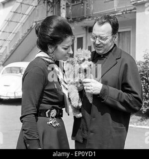 Deutscher Theaterschauspieler Will Quadflieg mit seiner Frau Margarete Jacobs und Pudel, Deutschland Ende 1960er Jahre. Germa Stockfoto