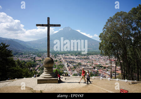 Touristen und Einheimische versammeln sich am Cerro De La Cruz in Antigua, Guatemala am 1. April 2015. Stockfoto