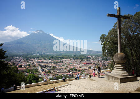 Touristen und Einheimische versammeln sich am Cerro De La Cruz in Antigua, Guatemala am 1. April 2015. Stockfoto