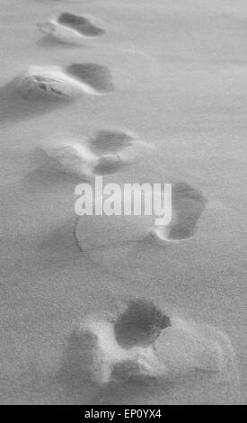 Fußspuren im Sand entlang der Oregon Küste, USA hinter sich gelassen Stockfoto