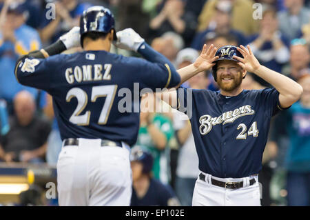 Milwaukee, WI, USA. 11. Mai 2015. Milwaukee Brewers erster Basisspieler Adam Lind #24 grüßt Milwaukee Brewers Center Fielder Carlos Gomez #27 nach einen Home Run in der Major League Baseball Spiel zwischen den Milwaukee Brewers und die Chicago White Sox im Miller Park in Milwaukee, Wisconsin. Brauer besiegte die Sox 10-7. John Fisher/CSM/Alamy Live-Nachrichten Stockfoto