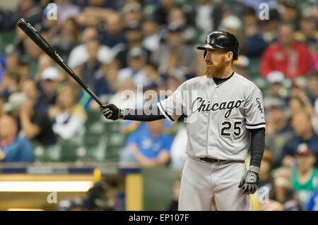 Milwaukee, WI, USA. 11. Mai 2015. Chicago White Sox bezeichneten Hitter Adam LaRoche #25 bis Fledermaus in der Major League Baseball Spiel zwischen den Milwaukee Brewers und die Chicago White Sox im Miller Park in Milwaukee, Wisconsin. Brauer besiegte die Sox 10-7. John Fisher/CSM/Alamy Live-Nachrichten Stockfoto