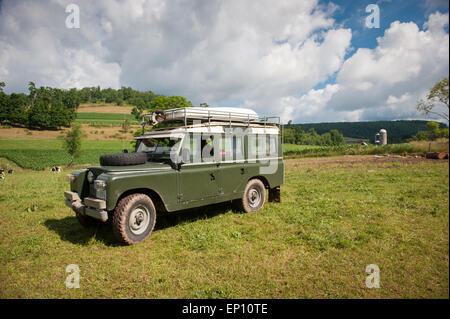 1966 Vintage Land Rover geparkt auf einer Weide in Garrett County, Maryland, Vereinigte Staaten Stockfoto