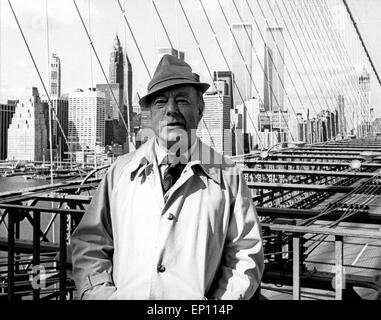 Spezielle Zum 80. Geburtstag von Heinz Rühmann: Auf der Brooklyn-Bridge in New York, USA 1981. Deutsche Schauspieler Heinz Ruehmann an Broo Stockfoto