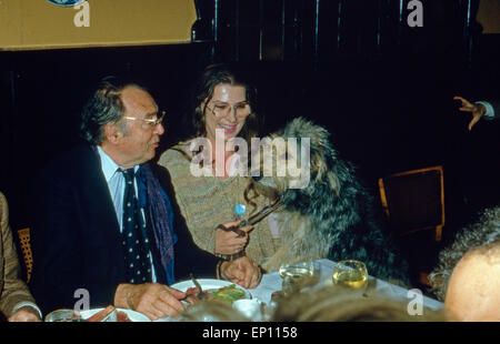 Deutscher Wis Will Quadflieg mit seiner Frau Margarete Jacobs und Hund bei einem Restaurantbesuch in Hamburg, 1984. Stockfoto