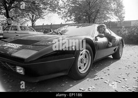 Deutscher Fußballer Günter Netzer in seinem Ferrari 512 BB, Deutschland Ende 1970er Jahre. Deutsche Fußballspieler Guenter Net Stockfoto