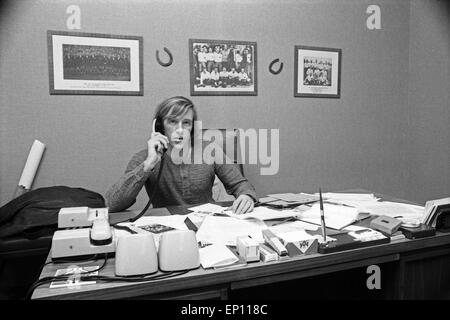 Deutscher Fußballer Günter Netzer als Manager des HSV in seinem Büro in der Geschäftsstelle am Rothenbaum in Hamburg, English Stockfoto