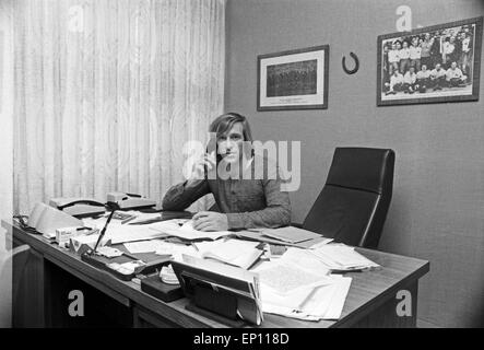 Deutscher Fußballer Günter Netzer als Manager des HSV in seinem Büro in der Geschäftsstelle am Rothenbaum in Hamburg, English Stockfoto