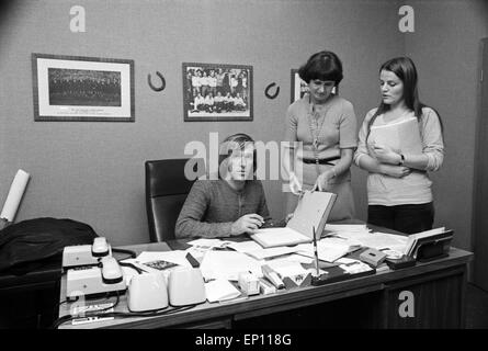 Deutscher Fußballer Günter Netzer als Manager des HSV und seine Nummern-oper Sekretärinnen in seinem Büro in der Geschäftsstelle bin Stockfoto