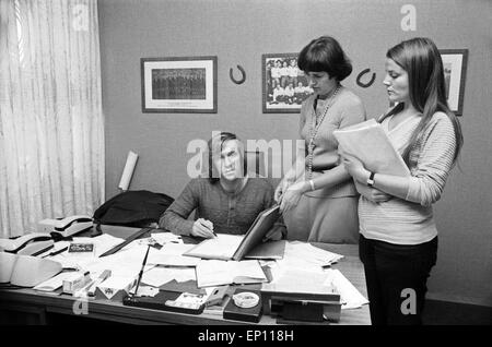 Deutscher Fußballer Günter Netzer als Manager des HSV und seine Nummern-oper Sekretärinnen in seinem Büro in der Geschäftsstelle bin Stockfoto