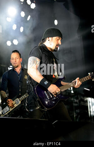 Toronto, Ontario, Kanada. 12. Mai 2015. Dänische Metal-Band Volbeat bei General Motors Centre in Oshawa, Kanada durchgeführt. Bandmitglieder: MICHAEL POULSEN, ANDERS KJÃ˜LHOLM, JON LARSEN, ROB PFERDESCHMUCK Credit: Igor Vidyashev/ZUMA Draht/Alamy Live News Stockfoto