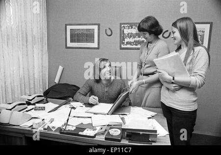 Deutscher Fußballer Günter Netzer als Manager des HSV und seine Nummern-oper Sekretärinnen in seinem Büro in der Geschäftsstelle bin Stockfoto