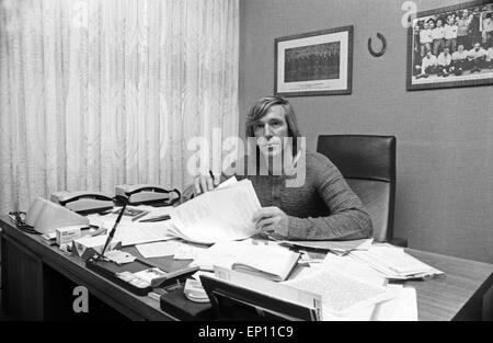 Deutscher Fußballer Günter Netzer als Manager des HSV in seinem Büro in der Geschäftsstelle am Rothenbaum in Hamburg, English Stockfoto