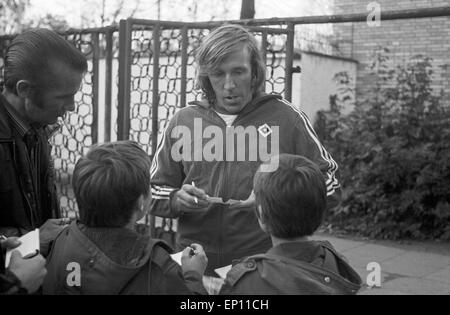 Deutscher Fußballer Günter Netzer gibt Autogram vor dem HSV Altherrenspiel gegen Hessen Kassel in Hamburg, Deutschland Ende Stockfoto