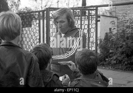 Deutscher Fußballer Günter Netzer gibt Autogram vor dem HSV Altherrenspiel gegen Hessen Kassel in Hamburg, Deutschland Ende Stockfoto