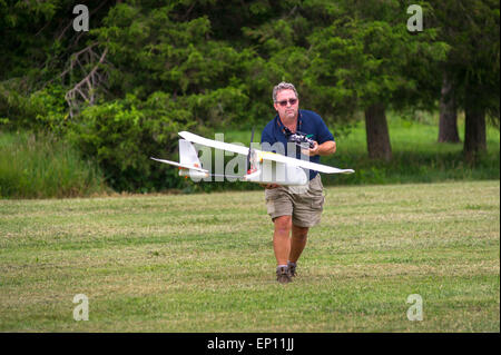 Mann halten große Styropor Drohnen (UAV) (RPA). Stockfoto