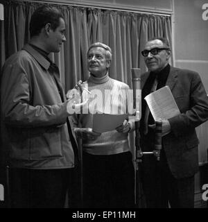 Dieter Borsche, Hans Rosenbauer Und Wilhelm Kürten Im Studio Bei der Synchronisation, 1960er Jahre. Stockfoto