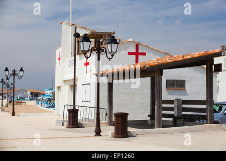 Marseille, Frankreich - 7. Mai 2011: Kleine Krankenstation Gebäude am leeren Strand in Marseille. Stockfoto