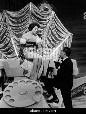 Deutschen Sänger Rita Paul und Bully Buhlan in der Musik Fernsehshow "Romanze in مع ملبس لوز', Deutschland Anfang 1960er Jahre. Ger Stockfoto