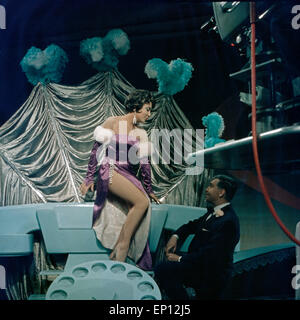 Deutschen Sänger Rita Paul und Bully Buhlan in der Musik Fernsehshow "Romanze in مع ملبس لوز', Deutschland Anfang 1960er Jahre. Ger Stockfoto