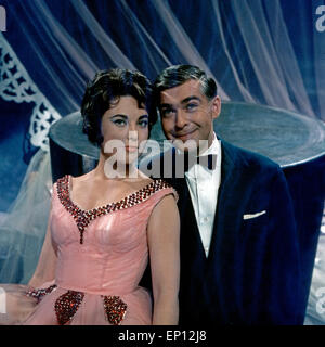 Deutschen Sänger Rita Paul und Bully Buhlan in der Musik Fernsehshow "Romanze in مع ملبس لوز', Deutschland Anfang 1960er Jahre. Ger Stockfoto