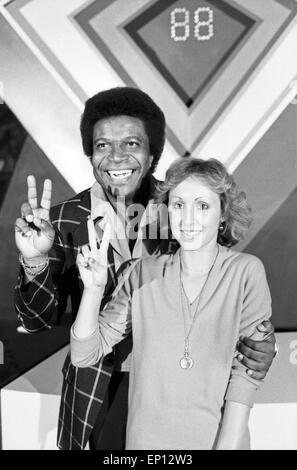 Roberto Blanco Und seine Assistentin Hildegard Krekel in der ARD Show "Noten Für Zwei", 1980er Jahre Deutschland. Stockfoto