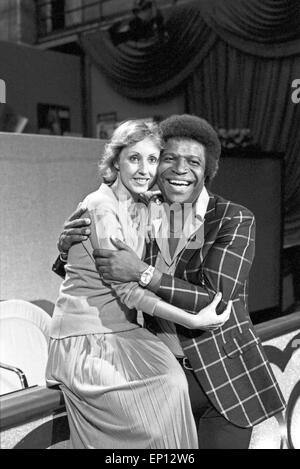 Roberto Blanco Und seine Assistentin Hildegard Krekel in der ARD Show "Noten Für Zwei", 1980er Jahre Deutschland. Stockfoto