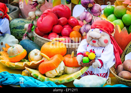 Auf dem Display zum Verkauf auf der Messe sind eine Vielzahl von Gemüse: Kürbis, Zwiebeln, Rüben, Zucchini, Tomaten, Knoblauch. Daneben ist es Stockfoto