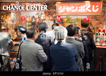 Leute kaufen Lotterielose bei einem Presse-Event für den Beginn der jährlichen '' Traum Jumbo öffentliche Lotterie '' am 13. Mai 2015 in Tokio, Japan. Der erste Preis im Angebot ist 500 Millionen Yen (4.170.854 USD) und Tickets kostet 300 Yen (2,50 USD) sind auf den Verkauf von 13. Mai bis 5. Juni quer durch das Land. © Rodrigo Reyes Marin/AFLO/Alamy Live-Nachrichten Stockfoto