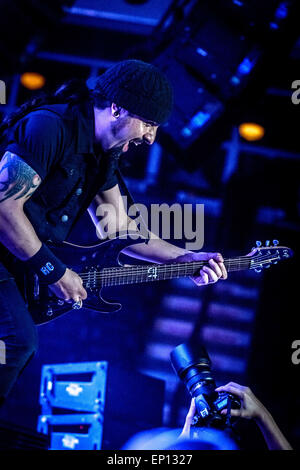 Toronto, Ontario, Kanada. 12. Mai 2015. Dänische Metal-Band Volbeat bei General Motors Centre in Oshawa, Kanada durchgeführt. Bandmitglieder: MICHAEL POULSEN, ANDERS KJÃ˜LHOLM, JON LARSEN, ROB PFERDESCHMUCK Credit: Igor Vidyashev/ZUMA Draht/Alamy Live News Stockfoto