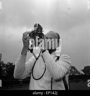 Der Sprachgebrauch Jan Thilo Haux in seit Element, 1950er Jahre Deutschland. Kameramann Jan Thilo Haux am Arbeitsplatz, Deutschland der 1950er Jahre. Stockfoto