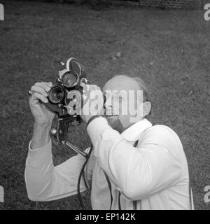 Der Sprachgebrauch Jan Thilo Haux in seit Element, 1950er Jahre Deutschland. Kameramann Jan Thilo Haux am Arbeitsplatz, Deutschland der 1950er Jahre. Stockfoto