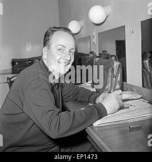 Der Niederländisch deutschen Showmaster Und Entertainer Lou van Burg Unterschreibt Autogrammkarten in der Garderobe, Deutschladn Stockfoto