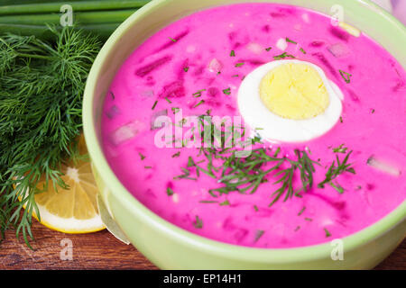 Kalte rote-Beete-Suppe mit Kräutern und Ei auf dem Tisch Stockfoto