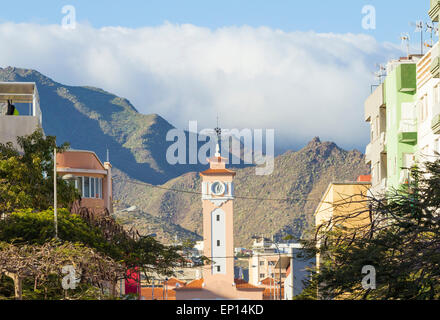 Kirche in Santa Cruz auf Teneriffa mit Anaga-Gebirge im Hintergrund. Kanarische Inseln, Spanien Stockfoto